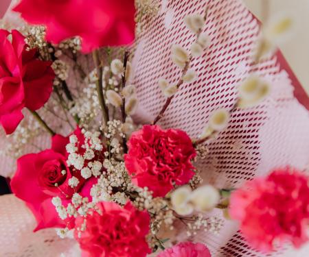 Bouquet with hot pink roses